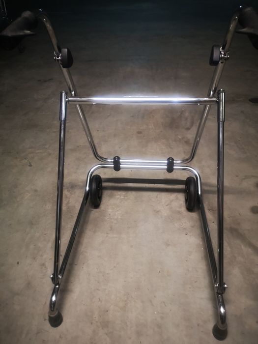 Andarilho articulado e fixo