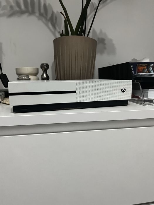 Xbox one S + kinect +7 gier  stan idealny (opis)
