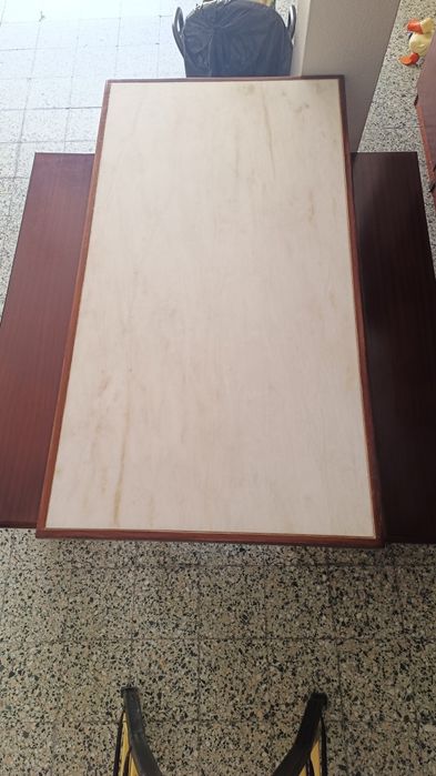 Mesa em madeira, com tampo em mármore e bancos