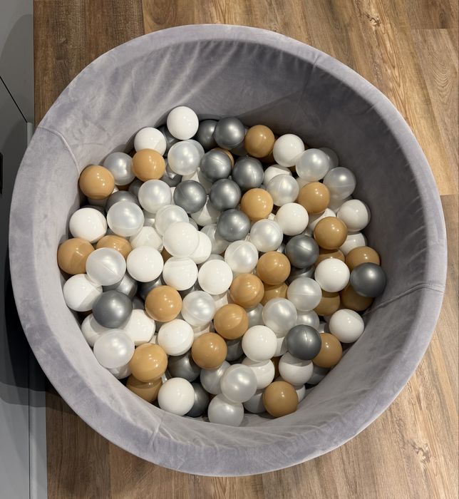 Басейн з кульками