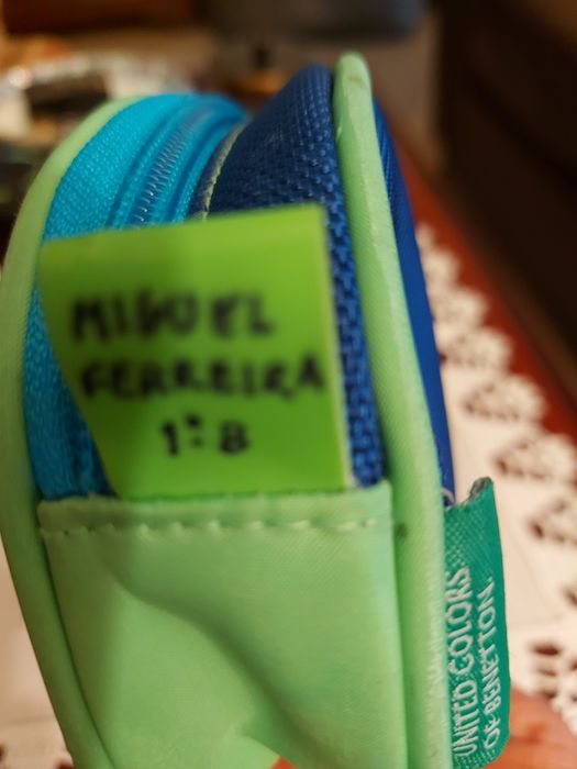 Estojo escolar da Benetton, com porta moedas incorporado.