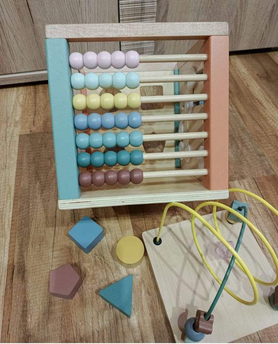 Zabawka manipulacyjna z sorterem