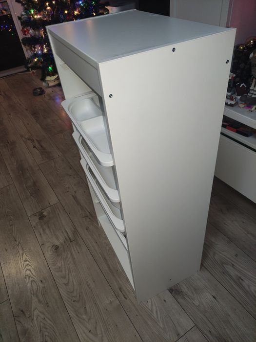 Ikea. Regał Trofast w pojemnikami.