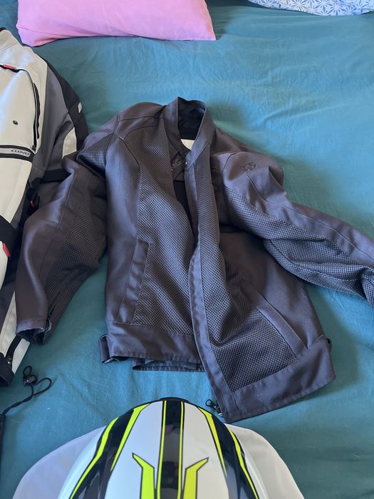 Roupa e capacete de mota