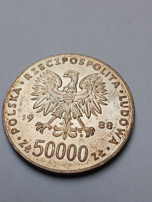 Sprzedam srebrną monetę Józef Piłsudski 50000zł z 1988r.