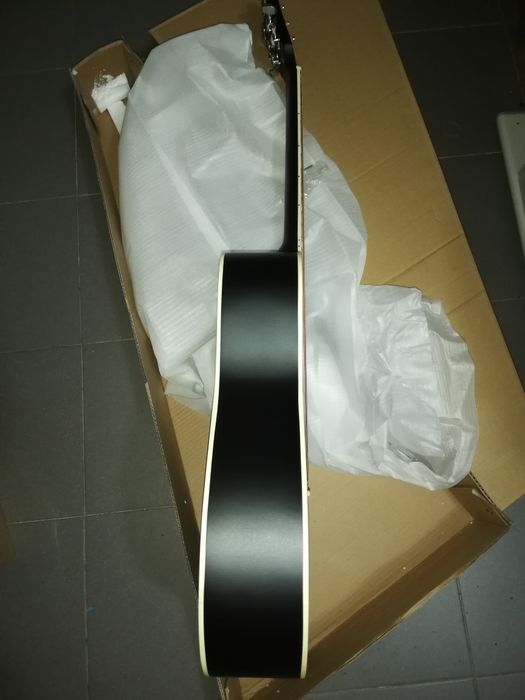 Guitarra western preta acústica cordas aço.