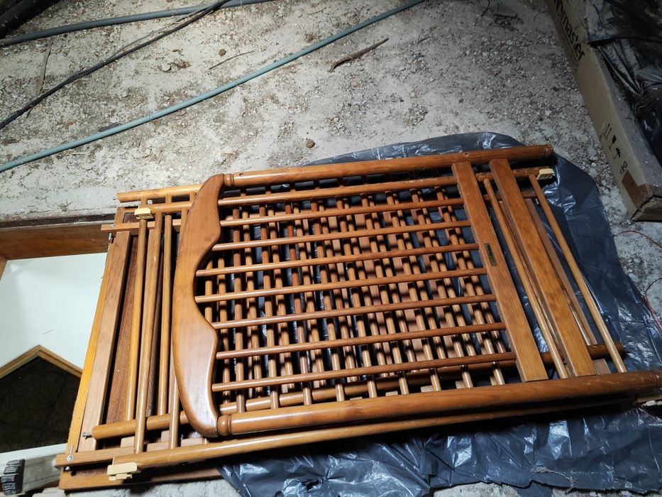 Cama de criança de madeira com colchão em bom estado