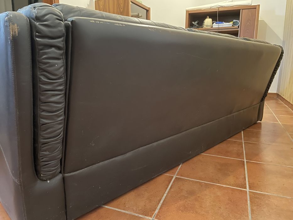 Sofá em pele para restauro. 3 lugares