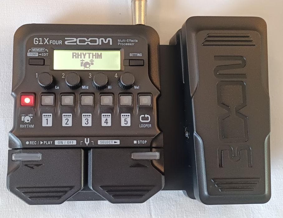 Zoom G1X FOUR - Pedal multiefeitos para guitarra elétrica. Novo!