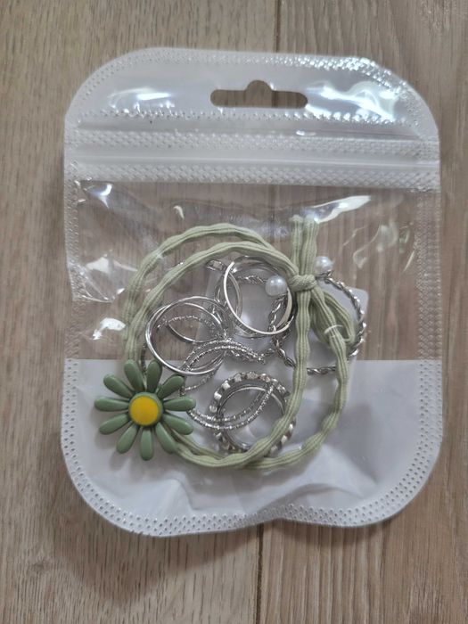 Zestaw bizuterii bransoletka i 10 par pierścionków