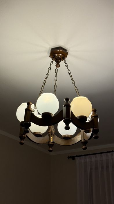 Żyrandol drewniany lata 90 Klosze mleczne