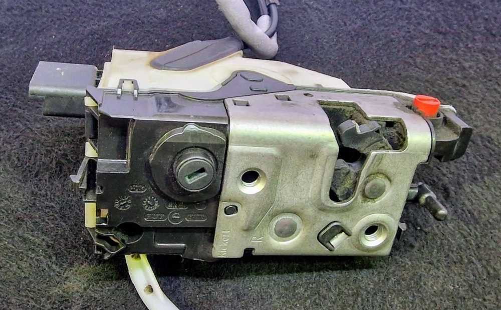 Fechadura / Fecho Porta Trás Direito PEUGEOT 208 I (CA_, CC_) ano 2017