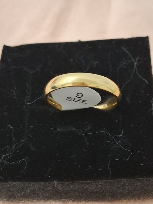 Anel Aliança dourado em Aço Novo 
Tamanho 9