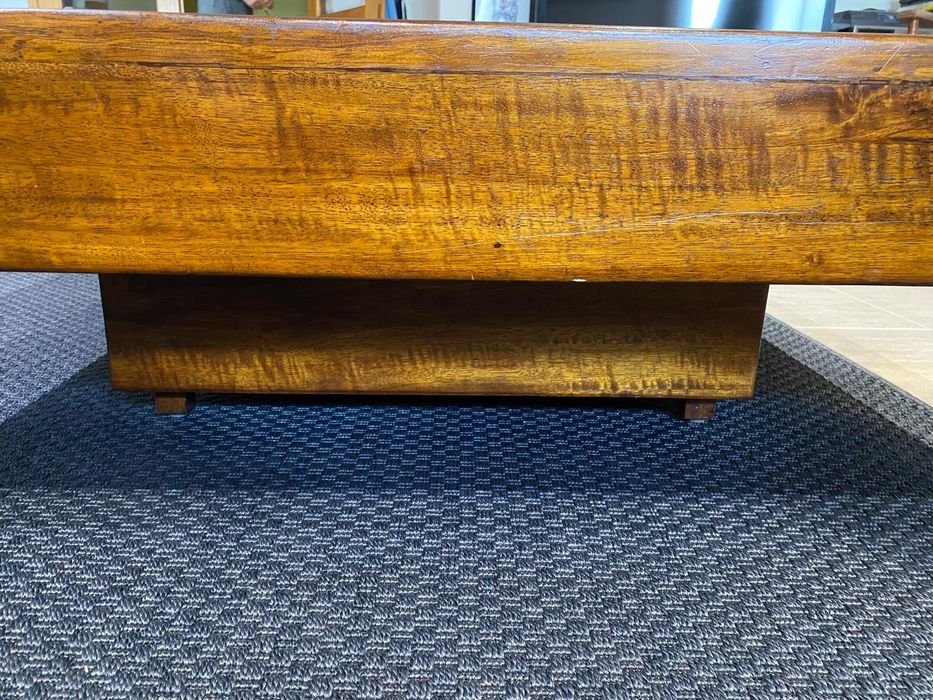 Mesa de sala de madeira