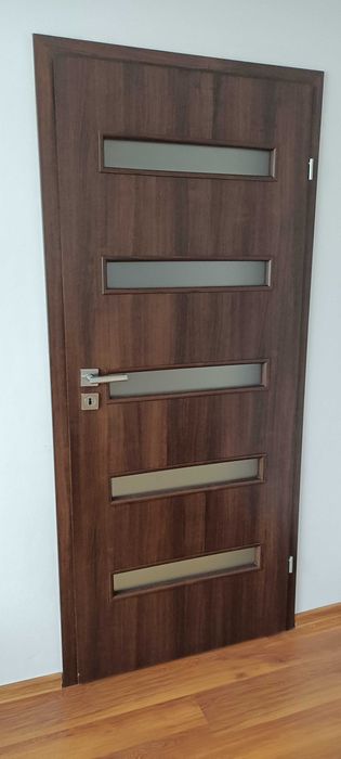 Drzwi wewnętrzne Polskone z ościeżnicami i klamkami