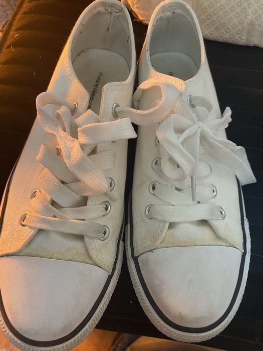 Dapatilhas dois pares de sapatilhas usados como novos