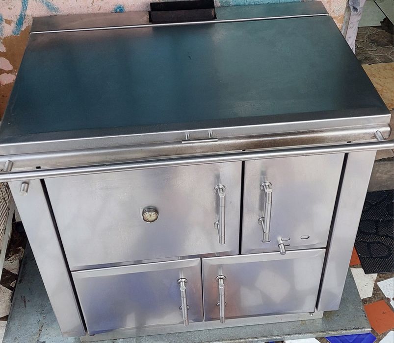 Vendo um fogão a lenha em aço inoxidável, como novo.