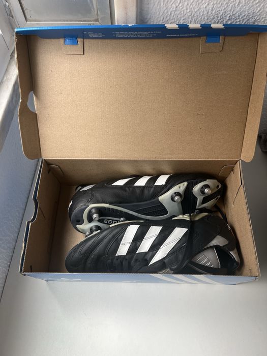 Chuteiras de futebol Adidas pretas vintage dos anos 90