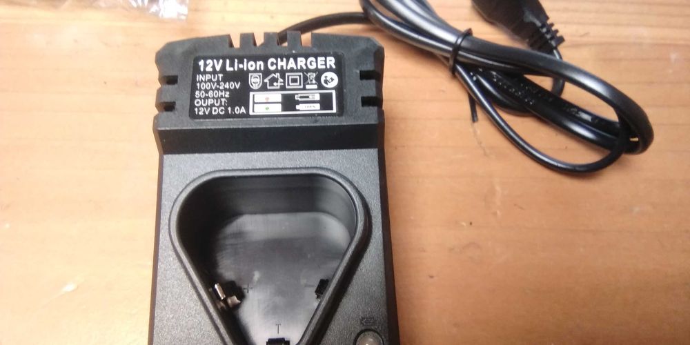 Carregadores novos 220 voltes universal 12V.
