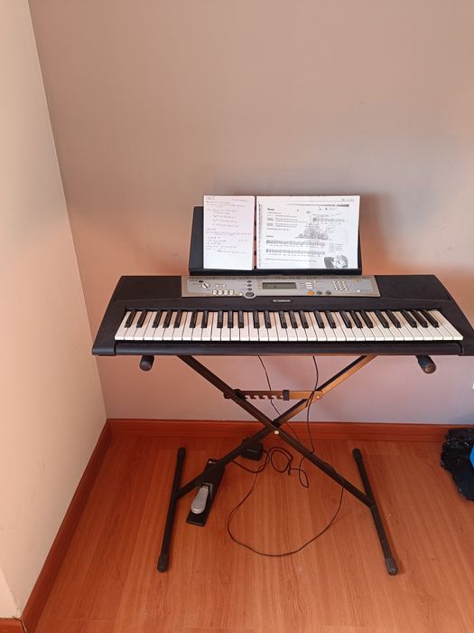Teclado/órgão YAMAHA YPT-200