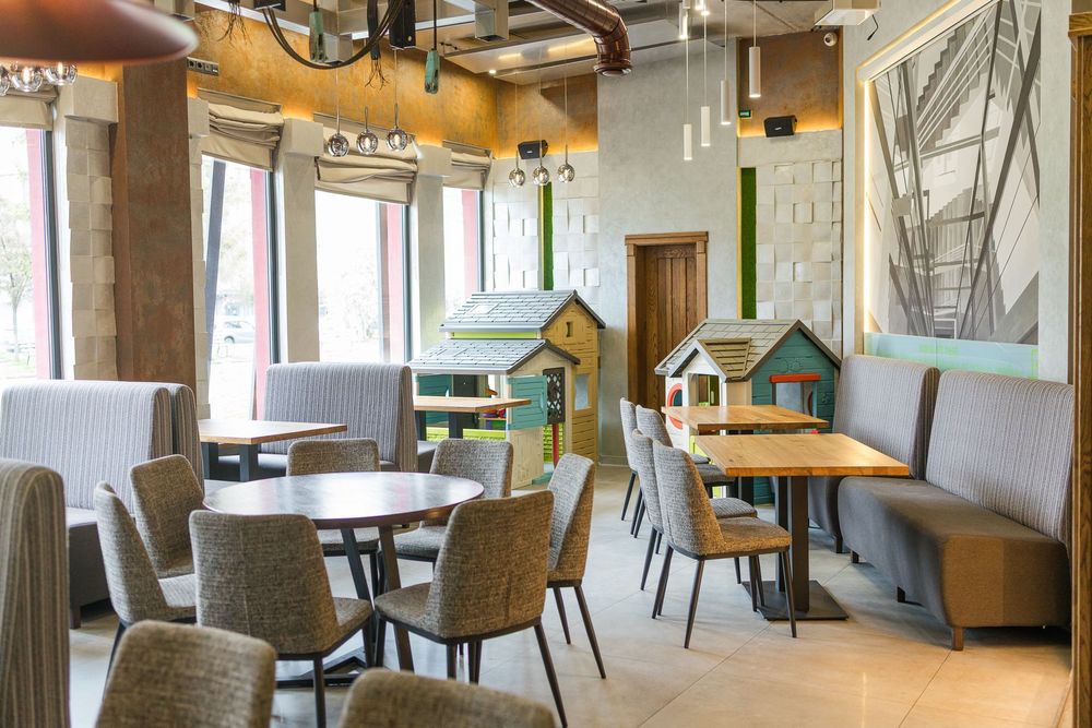 Готовий ресторан 442 м² біля VELES. Обладнання, інвентар, сонячна СЕС.