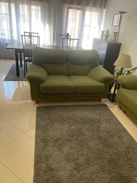 Sofá cama com 3 lugares e sofá com 2 lugares em bom estado