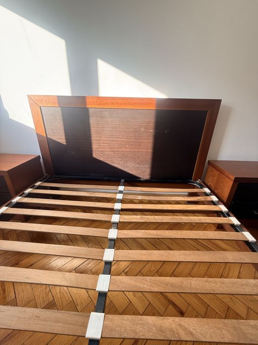 Conjunto de Quarto em Madeira semi-novo (Cama, Cómoda com Espelho, Roupeiro e 2 Mesas de Cabeceira)