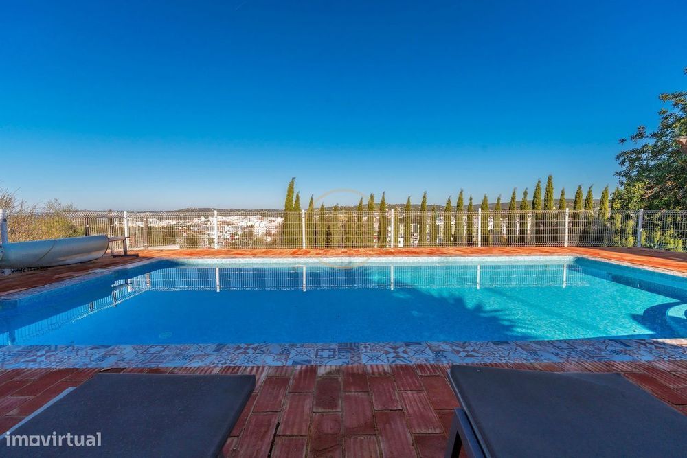 Moradia isolada com piscina e cozinha exterior – Curta distância do ce