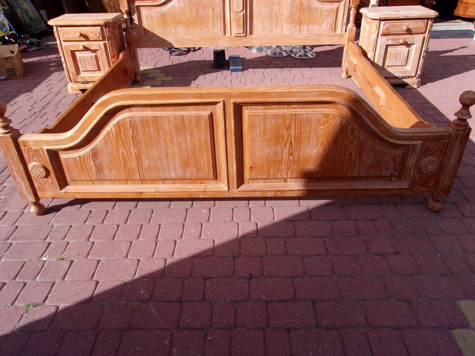 Łoże 200 x 200 cm i  dwie szafki nocne.Stelaże elektryczne.