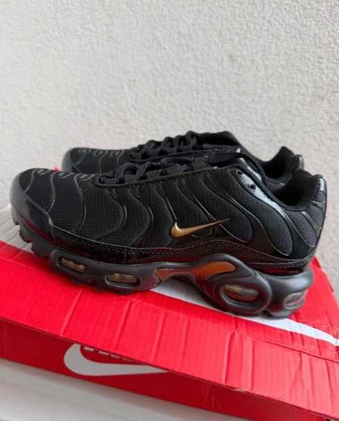 Nike Air Max Plus Czarno-złoty Swoosh R.45