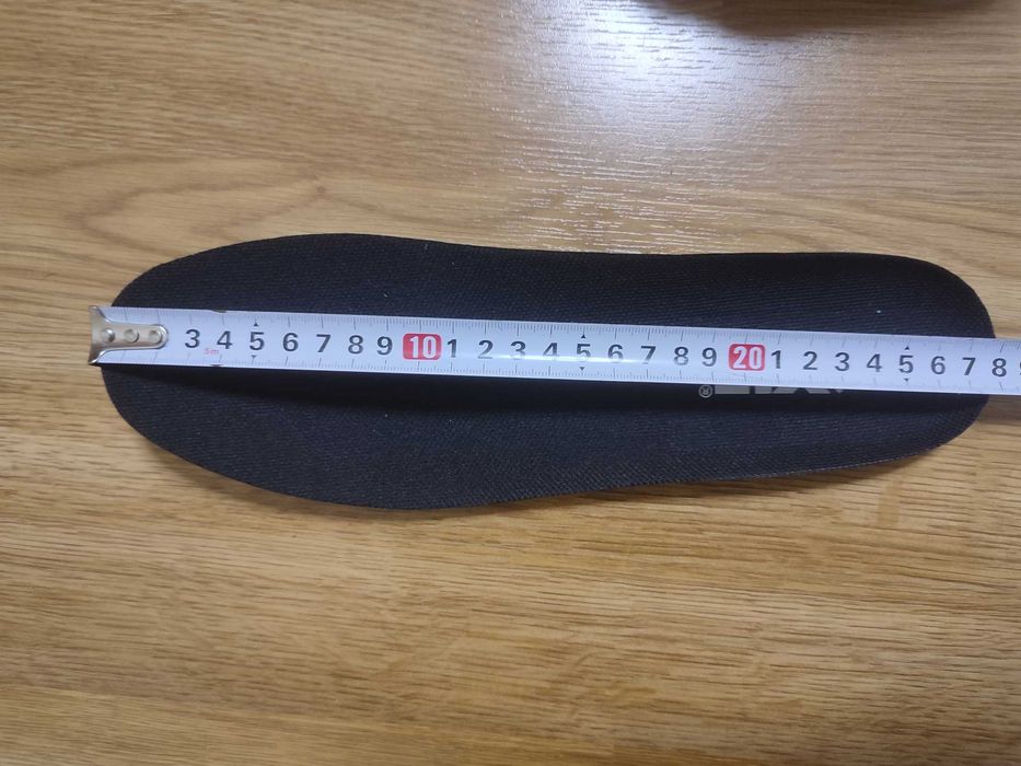 Продам новые кроссовки Avic