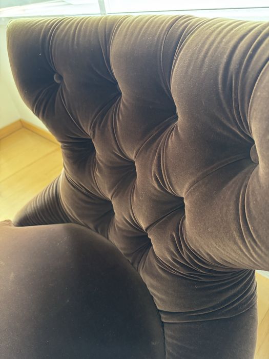 Sofa em veludo castanho  (Area)