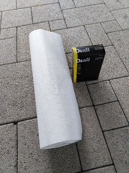 Sprzedam rolkę tapety białej i klej do tapet.