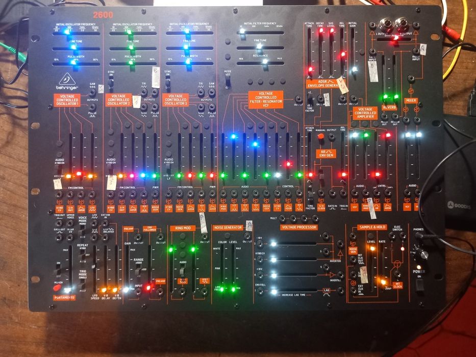 Behringer 2600 como novo