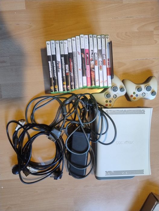 Xbox 360, dwa pady kable i gry używane