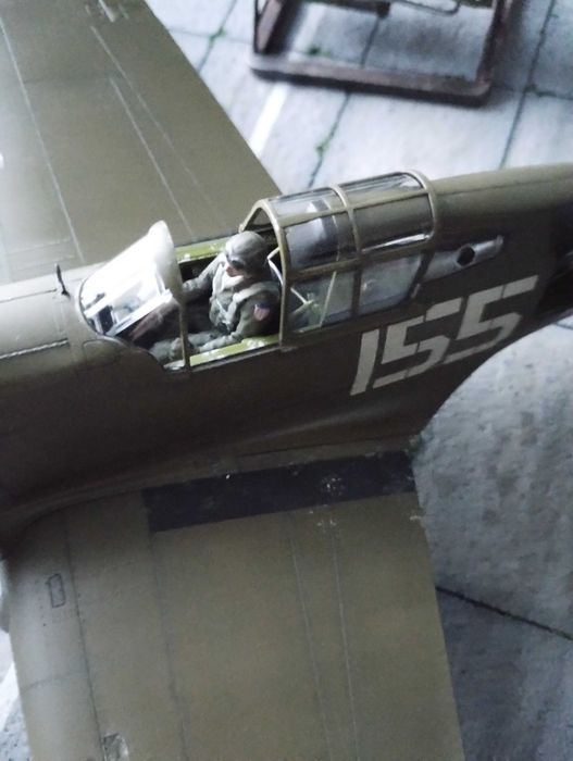 makieta lotniska z samolotem P-40B