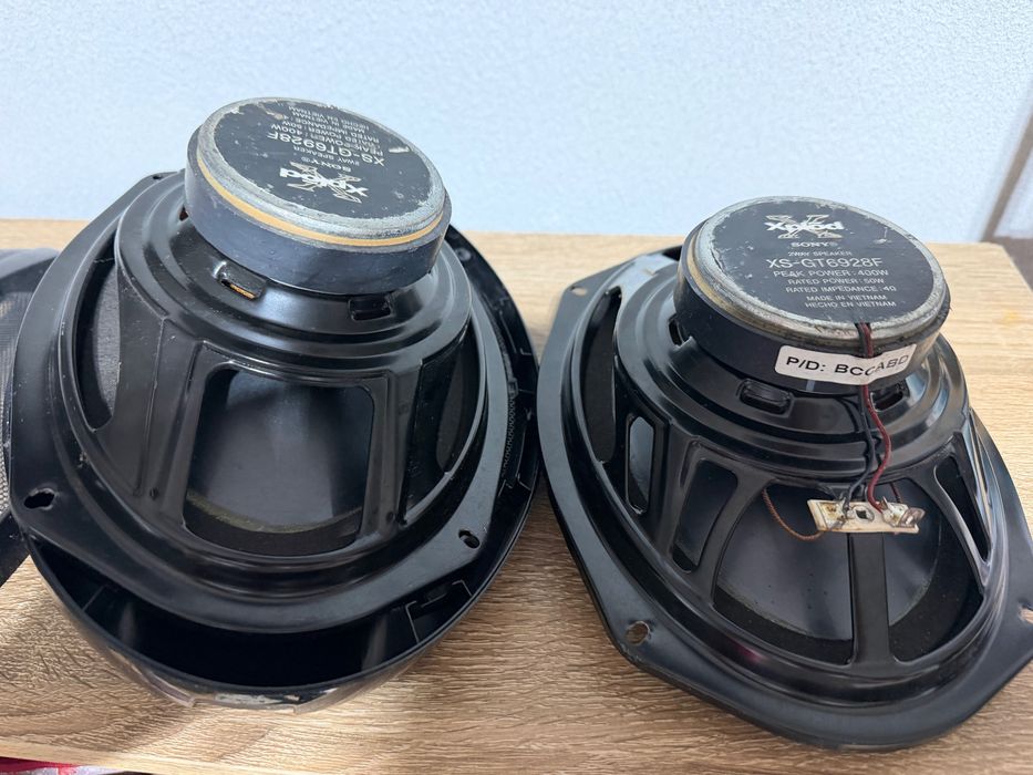 Duas colunas para carro da Sony