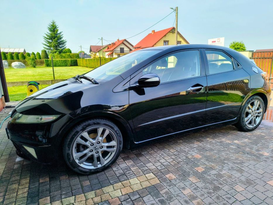 Honda Civic Bezwypadkowa Honda Civic z bogatym wyposażeniem i 140 KM silnikiem
