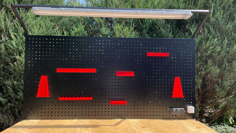 Stół warsztatowy z tablicą i lampą LED. Zawieszki, gniazda 230V