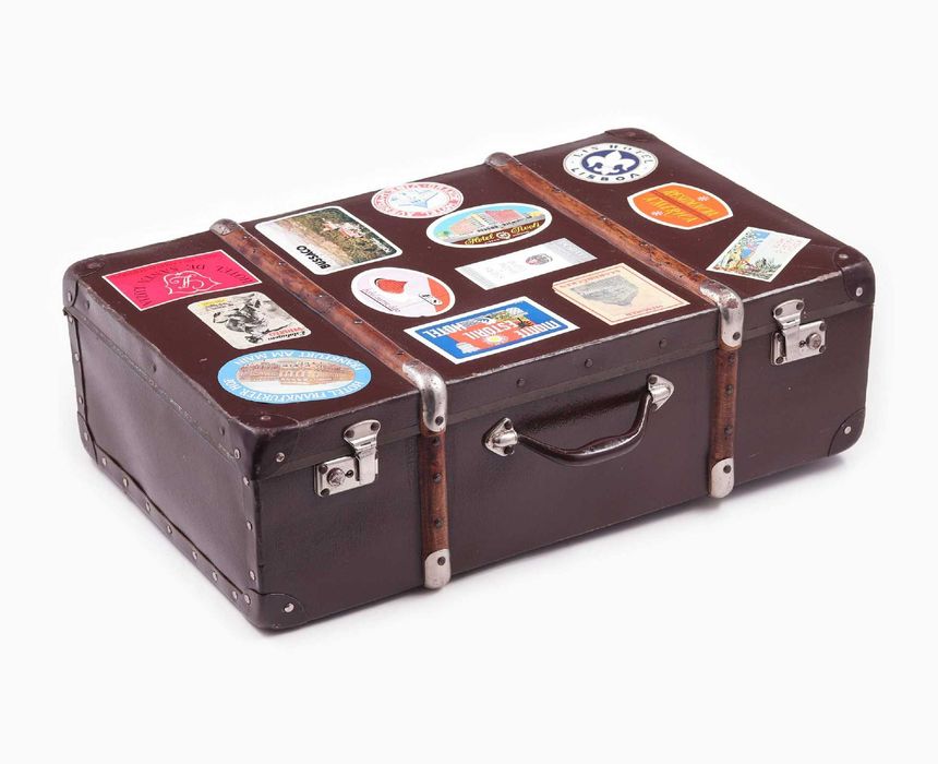Mala de Viagem Antiga com Etiquetas
