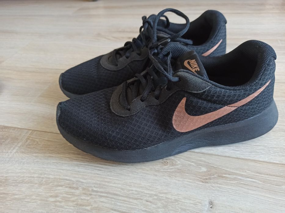 Nike Tanjun czarne złoty znaczek 40.5 damskie