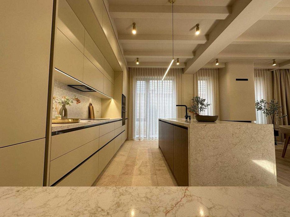 В продаже новый современный дом с бассейном в районе 12ст. Б. Фонтана.