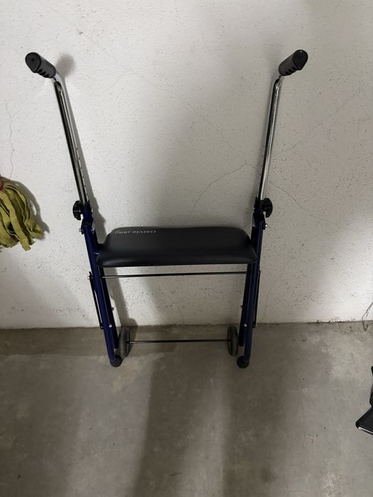 Andarilho de 2 rodas e com assento