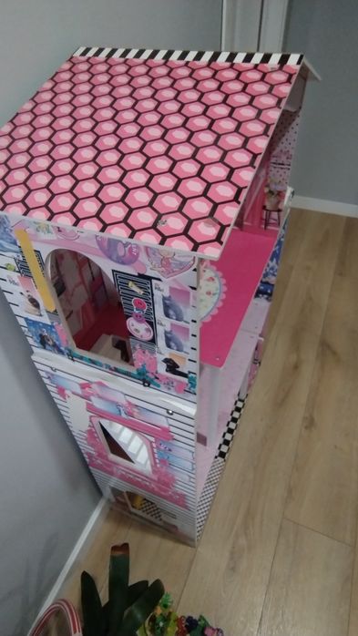 Drewniany domek dla lalek Barbie