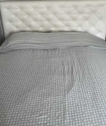 Cama/Sommier, com estrado elevatório/arrumação, em bom estado, desmontada.