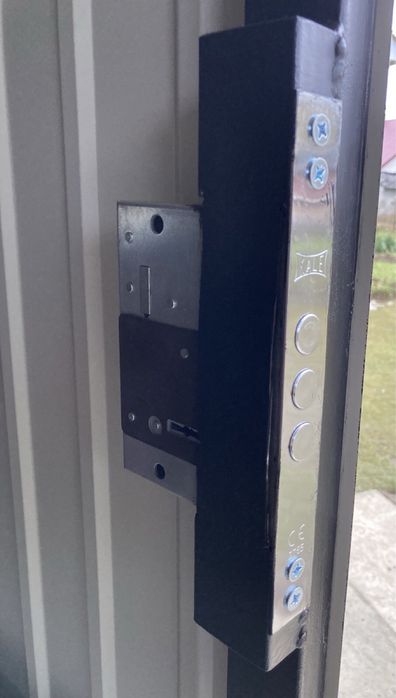 Ворота в гараж або ворота на подвіря