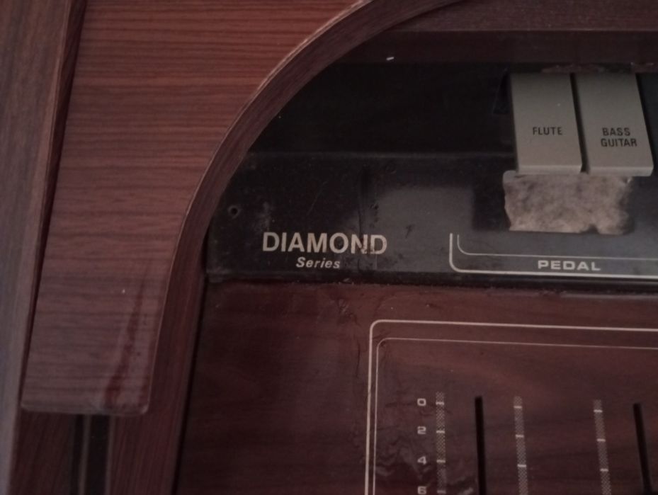 Piano antigo diamond