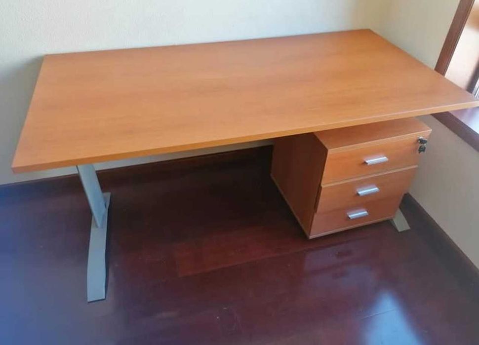 Secretária com bloco de gavetas e armario com duas portas