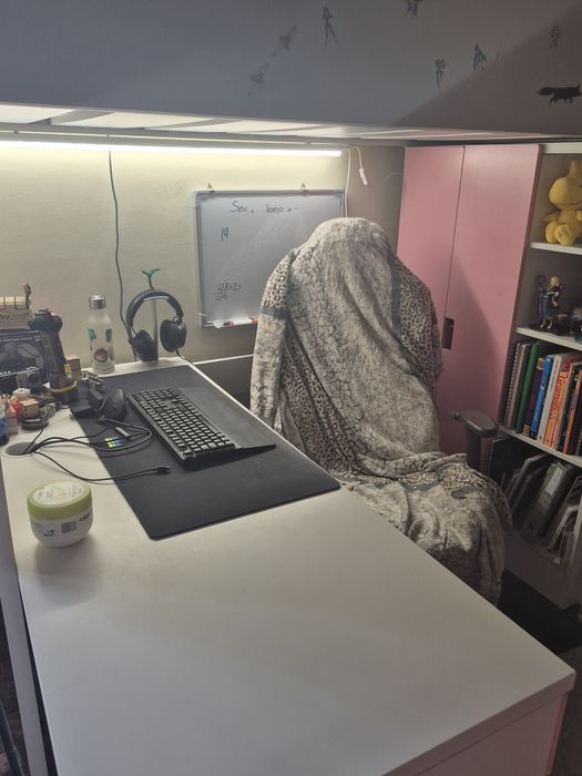 Cama beliche com secretaria por baixo