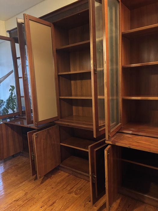 Vitrine em Madeira Maciça - Ótimo Estado